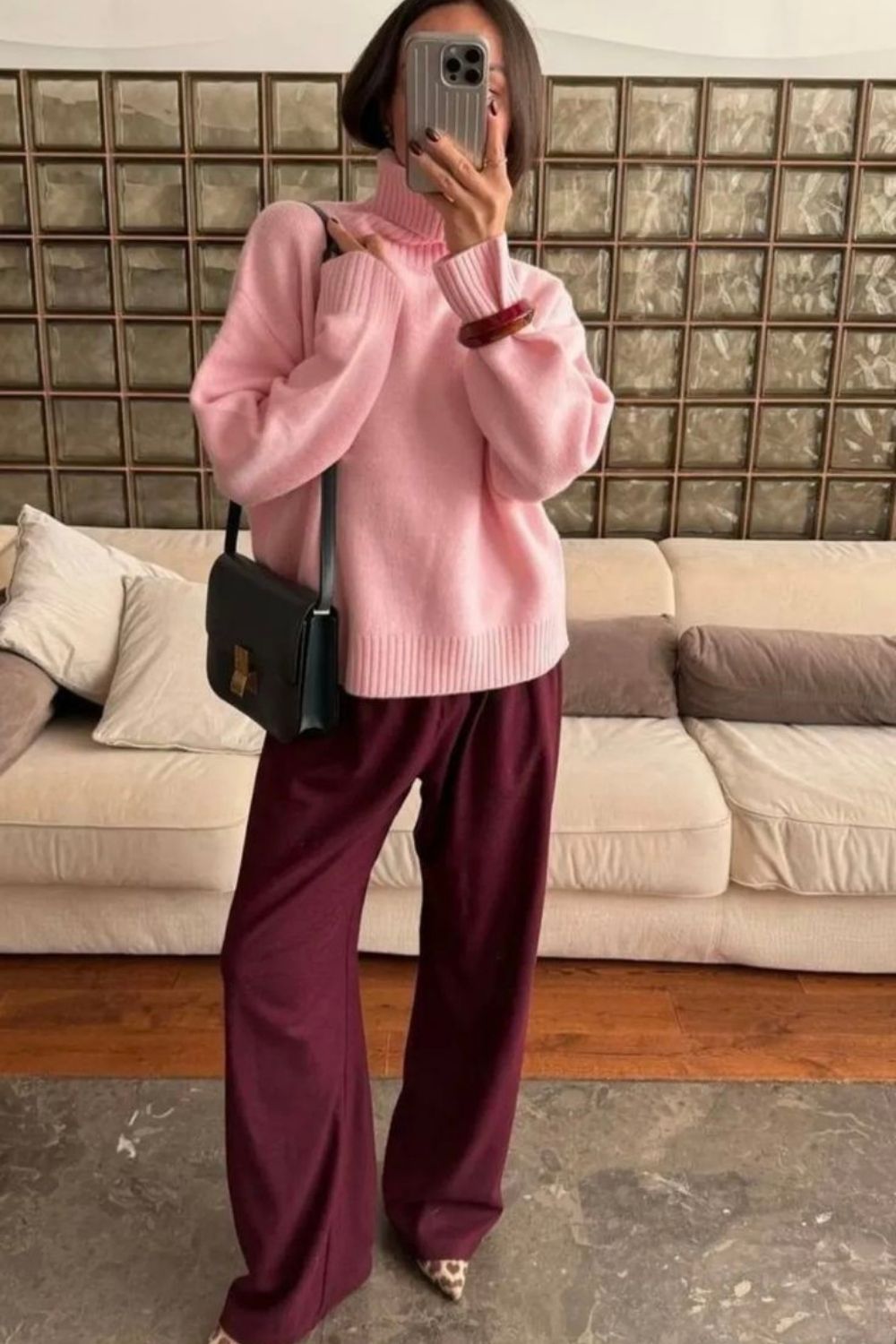 Discover chic burgundy sweatpants outfit ideas that blend comfort and style. From elevated street style to cozy everyday looks, learn how to style burgundy joggers for effortless, fashion-forward outfits. Baggy Sweatpants Outfit, Wide Leg Sweatpants Outfit, Cute Sweatpants Outfit, Sweatpants Outfit For School, Cargo Sweatpants Outfit, Outfit Ideas Sweatpants, Nike Sweatpants Outfit, Sweatpants Outfit Black Women, Sweatpants Outfit Winter, Sweatpants Outfit Aesthetic, Flare Sweatpants Outfit