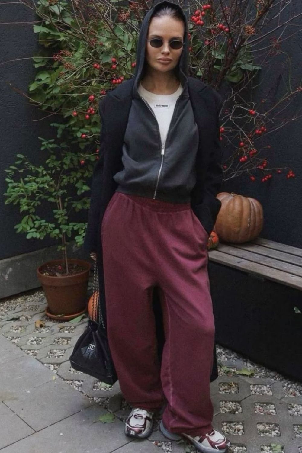 Discover chic burgundy sweatpants outfit ideas that blend comfort and style. From elevated street style to cozy everyday looks, learn how to style burgundy joggers for effortless, fashion-forward outfits. Baggy Sweatpants Outfit, Wide Leg Sweatpants Outfit, Cute Sweatpants Outfit, Sweatpants Outfit For School, Cargo Sweatpants Outfit, Outfit Ideas Sweatpants, Nike Sweatpants Outfit, Sweatpants Outfit Black Women, Sweatpants Outfit Winter, Sweatpants Outfit Aesthetic, Flare Sweatpants Outfit