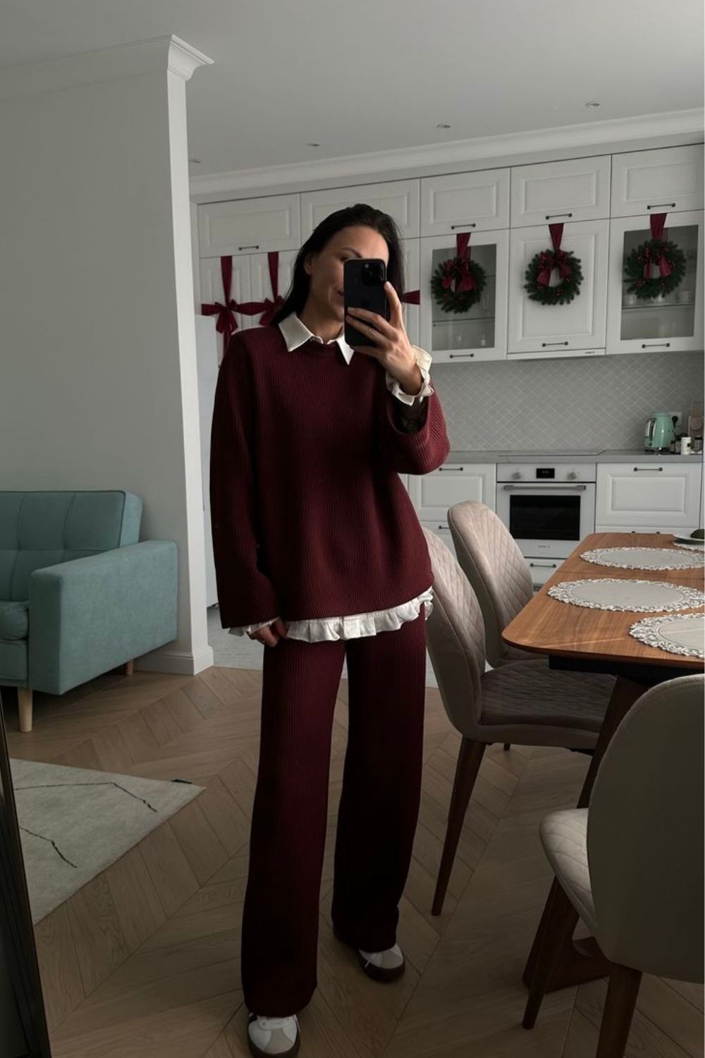 Discover chic burgundy sweatpants outfit ideas that blend comfort and style. From elevated street style to cozy everyday looks, learn how to style burgundy joggers for effortless, fashion-forward outfits. Baggy Sweatpants Outfit, Wide Leg Sweatpants Outfit, Cute Sweatpants Outfit, Sweatpants Outfit For School, Cargo Sweatpants Outfit, Outfit Ideas Sweatpants, Nike Sweatpants Outfit, Sweatpants Outfit Black Women, Sweatpants Outfit Winter, Sweatpants Outfit Aesthetic, Flare Sweatpants Outfit