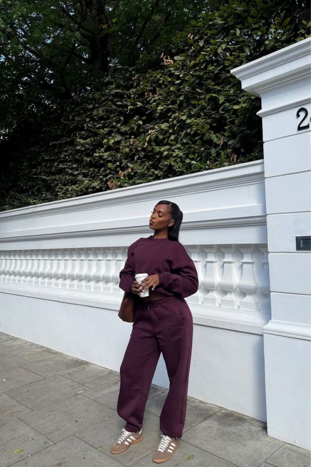 Discover chic burgundy sweatpants outfit ideas that blend comfort and style. From elevated street style to cozy everyday looks, learn how to style burgundy joggers for effortless, fashion-forward outfits. Baggy Sweatpants Outfit, Wide Leg Sweatpants Outfit, Cute Sweatpants Outfit, Sweatpants Outfit For School, Cargo Sweatpants Outfit, Outfit Ideas Sweatpants, Nike Sweatpants Outfit, Sweatpants Outfit Black Women, Sweatpants Outfit Winter, Sweatpants Outfit Aesthetic, Flare Sweatpants Outfit