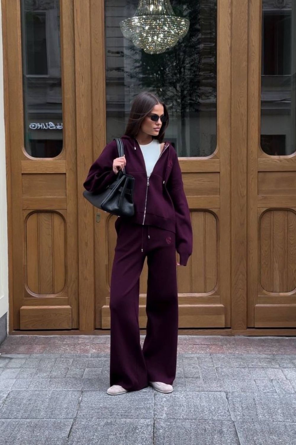 Discover chic burgundy sweatpants outfit ideas that blend comfort and style. From elevated street style to cozy everyday looks, learn how to style burgundy joggers for effortless, fashion-forward outfits. Baggy Sweatpants Outfit, Wide Leg Sweatpants Outfit, Cute Sweatpants Outfit, Sweatpants Outfit For School, Cargo Sweatpants Outfit, Outfit Ideas Sweatpants, Nike Sweatpants Outfit, Sweatpants Outfit Black Women, Sweatpants Outfit Winter, Sweatpants Outfit Aesthetic, Flare Sweatpants Outfit