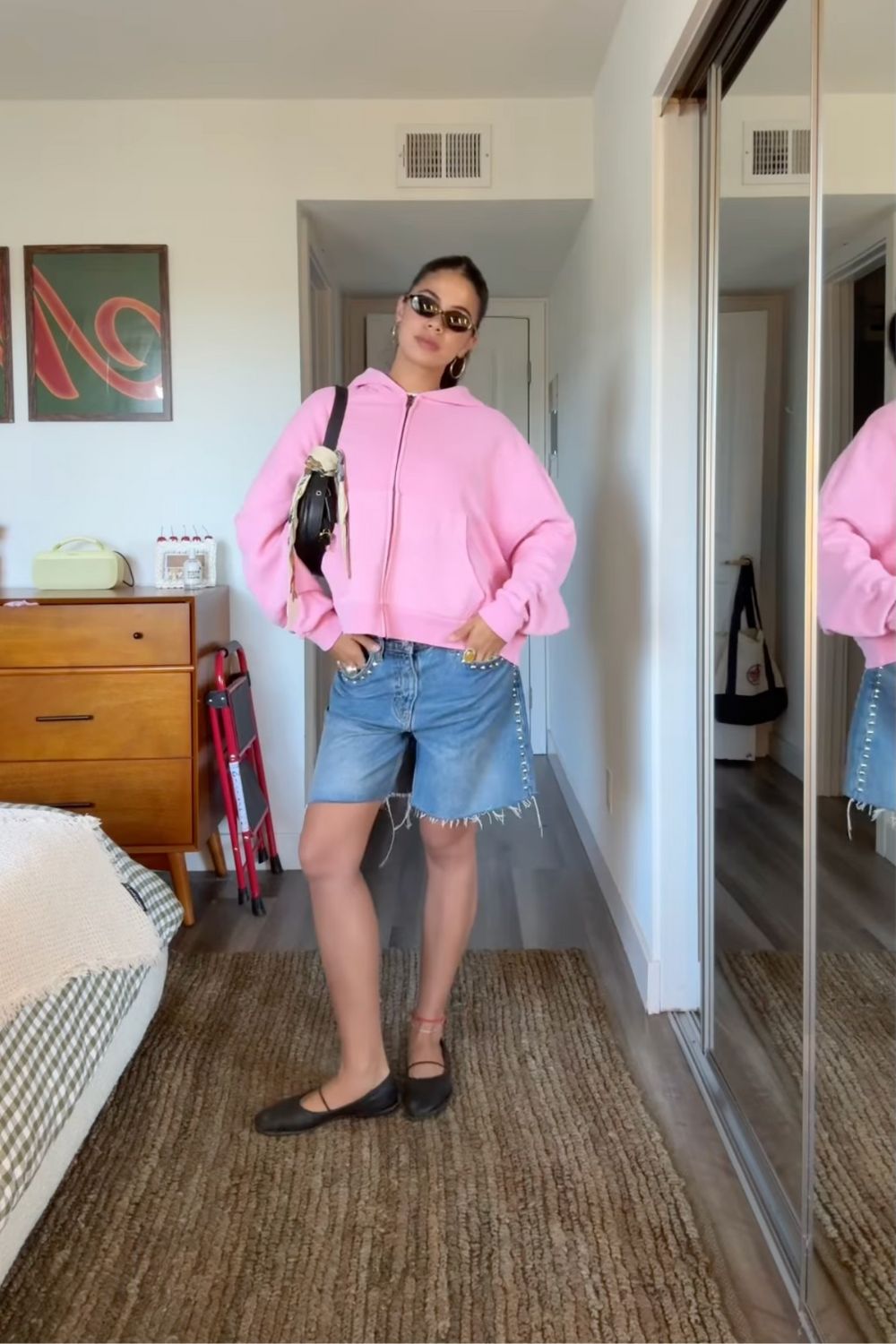 Discover chic pink hoodie outfit ideas that blend comfort and style—from casual street looks to elevated, fashion-forward outfits. Learn how to style a pink hoodie effortlessly for every season and occasion.