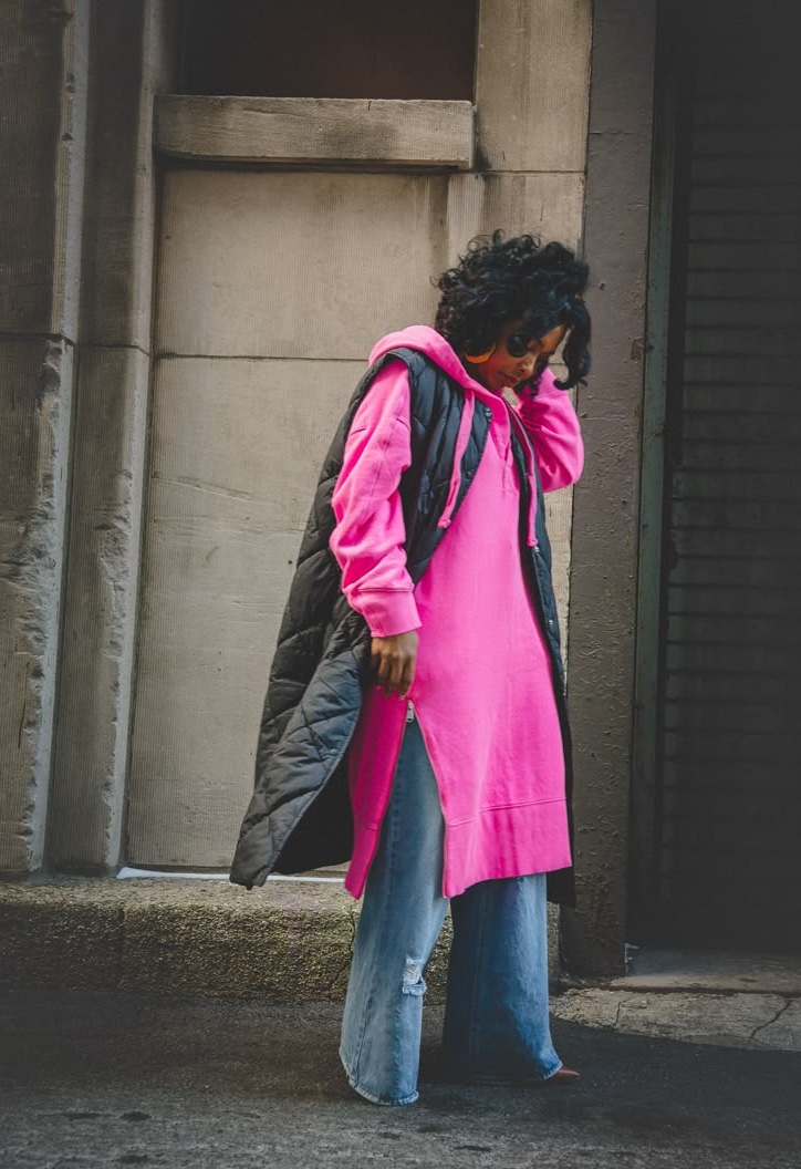 Discover chic pink hoodie outfit ideas that blend comfort and style—from casual street looks to elevated, fashion-forward outfits. Learn how to style a pink hoodie effortlessly for every season and occasion.
