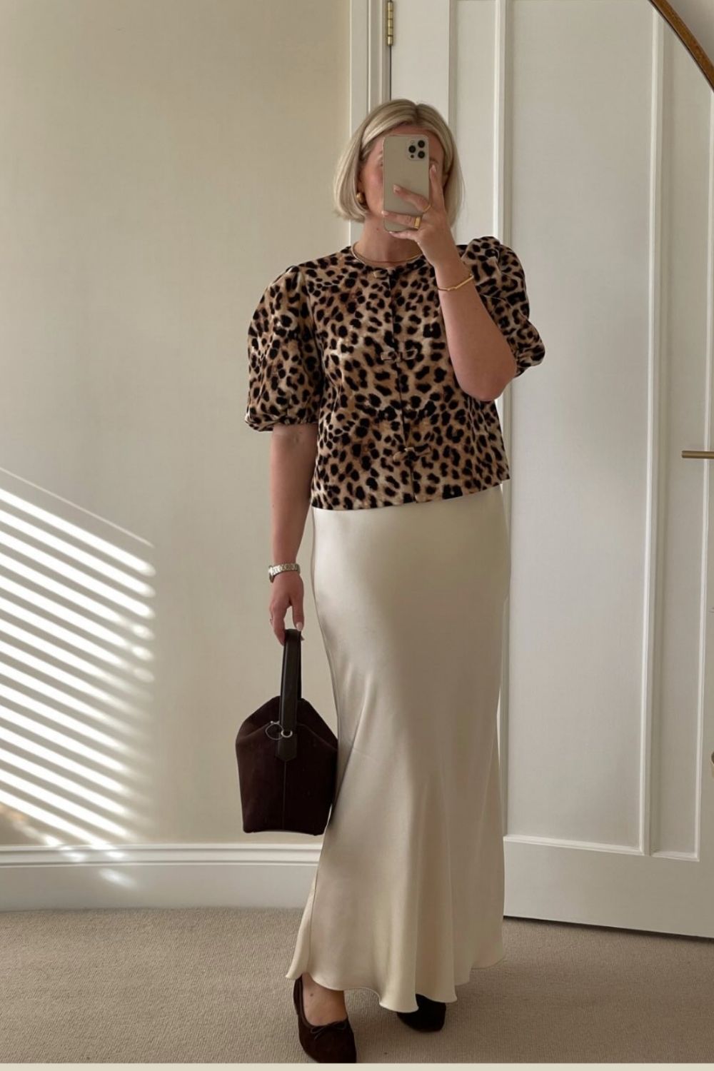 Discover chic white satin skirt outfit ideas for every season, from casual everyday looks to elegant evening styles. Learn how to style a white satin skirt with knits, blazers, sneakers, and heels for effortless, polished outfits. Satin White Skirt Outfit, White Satin Skirt Outfit Winter, White Satin Skirt Outfit Summer, Off White Satin Skirt Outfit, White Satin Maxi Skirt Outfit, White Satin Midi Skirt Outfit, Long White Satin Skirt Outfit, Short White Satin Skirt Outfit, Long Satin Skirt Outfit, Satin Skirt Outfit Classy, Satin Skirt Outfit Winter, Satin Skirt Outfit Summer, Satin Maxi Skirt Outfit, Satin Skirt Outfit Casual, Satin Skirt Outfit Hijab, Satin Skirt Outfit Elegant, Satin Skirt Winter Outfit, Maxi Satin Skirt Outfit, Midi Satin Skirt Outfit, Satin Long Skirt Outfit