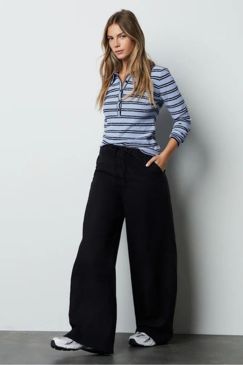 Looking for effortless ways to style black linen pants? This chic outfit guide features 25+ stylish black linen pants outfit ideas, from casual everyday looks to elevated summer outfits. Discover how to style black linen trousers with tops, shoes, and accessories for a polished, modern wardrobe. Black Linen Pants Outfit, Black Linen Pants Outfit Summer, Black Linen Pants Outfit Work, Black Linen Pants Outfit Summer Casual, Black Linen Pants Outfit Spring, Black Linen Pants Outfit Casual, Black Linen Pants Outfit Winter, Black Linen Pants Outfit Winter, Black Linen Pants And Sweater Outfit, Black Linen Pants Outfit Winter Casual, Black Linen Pants With Sneakers, Black Linen Pants With Sweater, With Black Top, With Jean Jacket, With Cardigan, With Sneakers Outfit, With Denim Jacket