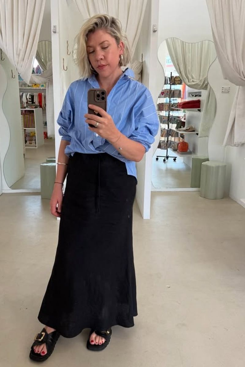 Discover the chicest black linen skirt outfit ideas for every season, from effortless casual looks to elevated minimalist styling. This guide includes elegant black linen maxi skirts, mini skirts, striped shirts, white tanks, denim layers, sandals, woven bags, and timeless outfit inspiration perfect for vacations, brunch, city days, and everyday wear. Black Linen Skirt With Boots, Black Linen Skirt With Slit, Black Linen Skirt With Top, Black Linen Skirt With Belt, Black Linen Skirt With Pockets, Black Linen Skirt With Buttons, Outfit With Long Black Linen Skirt, Outfits With Black Linen Skirt, What To Wear With Black Linen Maxi Skirt, Outfit With Short Black Linen Skirt, Black Linen Skirt Winter Outfit, Winter, Fall, Spring, Black Linen Skirt Work, Black Linen Skirt White Top, Work