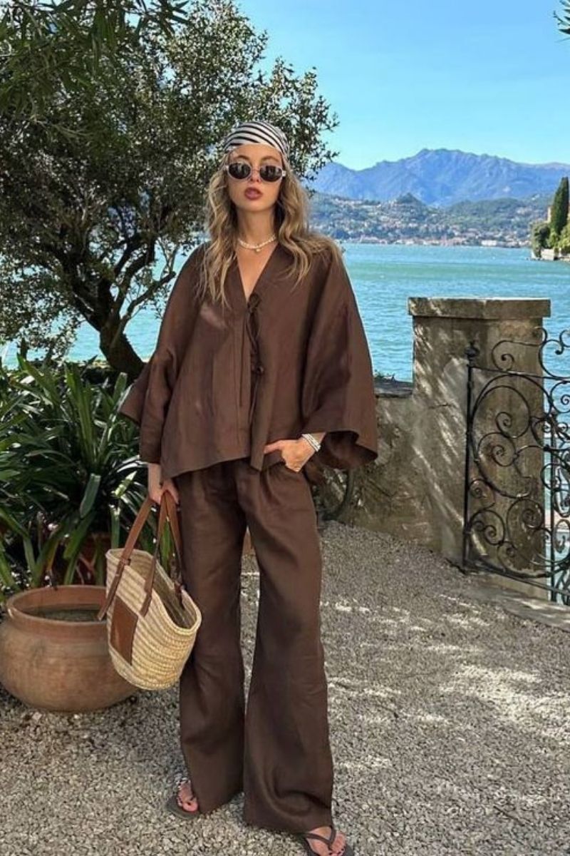 Discover effortlessly chic brown linen pants outfit ideas you’ll want to wear on repeat. From casual everyday looks to elevated, polished styles, this guide covers exactly how to style brown linen pants with modern pieces, accessories, and layering tips for every season. Brown Linen Pants Outfit, Brown Linen Pants Outfit Summer, Brown Linen Pants Outfit Work, Brown Linen Pants Outfit For Women, Brown Linen Pants Outfit Winter, Brown Linen Pants Outfit Spring, Brown Linen Pants Outfit Summer Casual, Brown Linen Pants Outfit Aesthetic, Office Outfit, Brown Linen Pants With Black Top, Brown Linen Pants With White Top, Brown Linen Pants With Sweater, Brown Linen Pants With Sneakers, Brown Linen Pants With Black Shirt, Brown Linen Pants With Pink Top, Brown Linen Pants With Blue Shirt