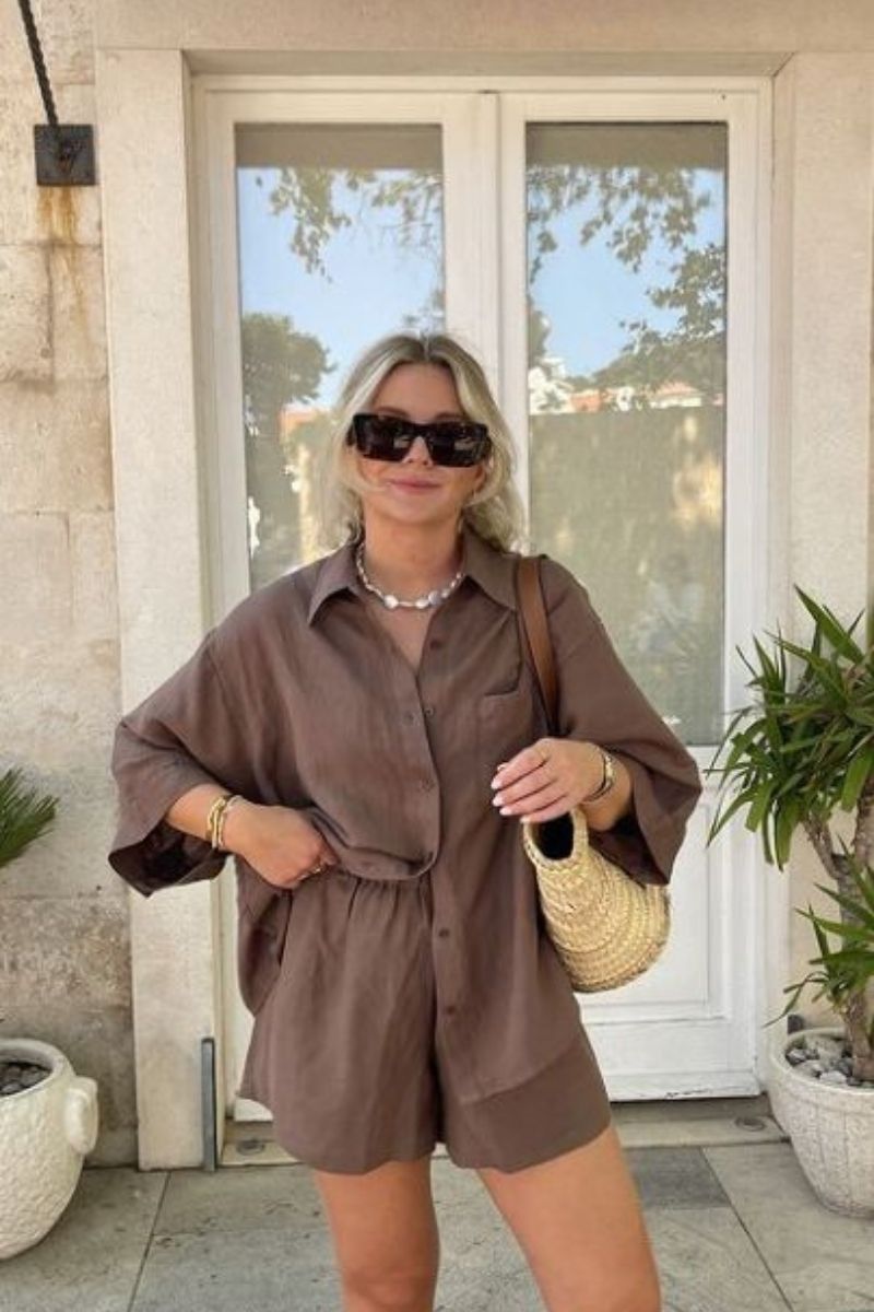 Discover how to style brown linen shorts with effortlessly chic outfit ideas perfect for summer. From casual everyday looks to elevated, polished ensembles, this guide covers versatile styling tips, timeless pairings, and must-have accessories to help you create breathable, stylish outfits for any occasion.&nbsp;What To Wear With Brown Linen Shorts, Brown Linen Shirt With Shorts, Outfits With Brown Linen Shorts, Brown Linen Shorts Outfit, Brown Linen Shorts Outfits Women, Brown Linen Shorts Outfit Summer, Brown Linen Shorts Fit, Brown Linen Shorts Styling, Brown Linen Shorts Outfit Aesthetic, Brown Linen Shorts Beach Outfit, Brown Linen Shorts Outfit Ideas, Brown Linen Shorts And Shirt, Brown Linen Shorts And Top