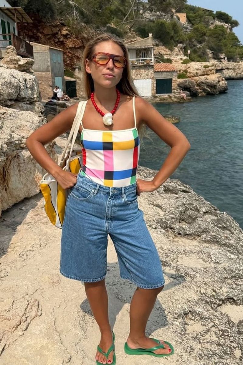 Discover chic and effortless denim Bermuda shorts outfit ideas you’ll want to wear on repeat. From casual everyday looks to elevated, fashion-forward styling, explore how to style Bermuda shorts with blazers, boots, flats, and statement accessories for every season and occasion. Denim Bermuda Shorts Outfit Street Style, Denim Bermuda Shorts Outfit Summer, Denim Bermuda Shorts Outfit Winter, Denim Bermuda Shorts Outfit Aesthetic, Denim Bermuda Shorts Outfit Black Women, Denim Bermuda Shorts With Sneakers, Denim Bermuda Shorts Outfit Plus Size, Denim Bermuda Shorts Outfit Baddie, Denim Bermuda Shorts Outfit Fall, What To Wear With Denim Bermuda Shorts, Denim Bermuda Shorts With Sneakers, Denim Bermuda Shorts With Heels, Denim Bermuda Shorts With Boots Outfit