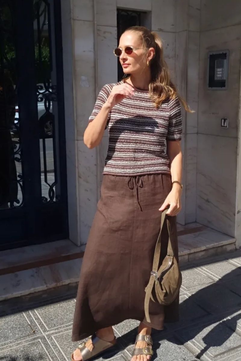 Discover the chicest linen skirt outfit ideas for every season, from effortless European summer looks to elevated casual styling. This fashion guide features elegant linen maxi skirts, relaxed midi outfits, vacation-ready styling tips, and timeless neutral combinations with sandals, woven bags, and effortless accessories for a polished, expensive-looking wardrobe. Linen Skirt With Pockets, With Sweater, With Sneakers, Linen Skirt With Belt, Linen Skirt With Slit, Linen Skirt With T-Shirt, Linen Skirt With Top, Linen Skirt With Blazer, Blue, Black, White, Beige, Short, Summer, Linen Skirt Styling, Linen Skirt Short, Linen Skirt And Top, Linen Skirt Beach Outfit, Linen Skirt Style, Linen Skirt In Fall, Linen Skirt Outfit Inspiration, Outfit Inspo White Linen Skirt, Winter
