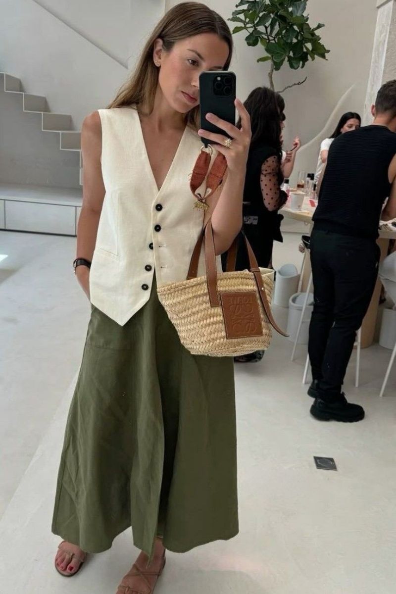 Discover the chicest linen skirt outfit ideas for every season, from effortless European summer looks to elevated casual styling. This fashion guide features elegant linen maxi skirts, relaxed midi outfits, vacation-ready styling tips, and timeless neutral combinations with sandals, woven bags, and effortless accessories for a polished, expensive-looking wardrobe. Linen Skirt With Pockets, With Sweater, With Sneakers, Linen Skirt With Belt, Linen Skirt With Slit, Linen Skirt With T-Shirt, Linen Skirt With Top, Linen Skirt With Blazer, Blue, Black, White, Beige, Short, Summer, Linen Skirt Styling, Linen Skirt Short, Linen Skirt And Top, Linen Skirt Beach Outfit, Linen Skirt Style, Linen Skirt In Fall, Linen Skirt Outfit Inspiration, Outfit Inspo White Linen Skirt, Winter