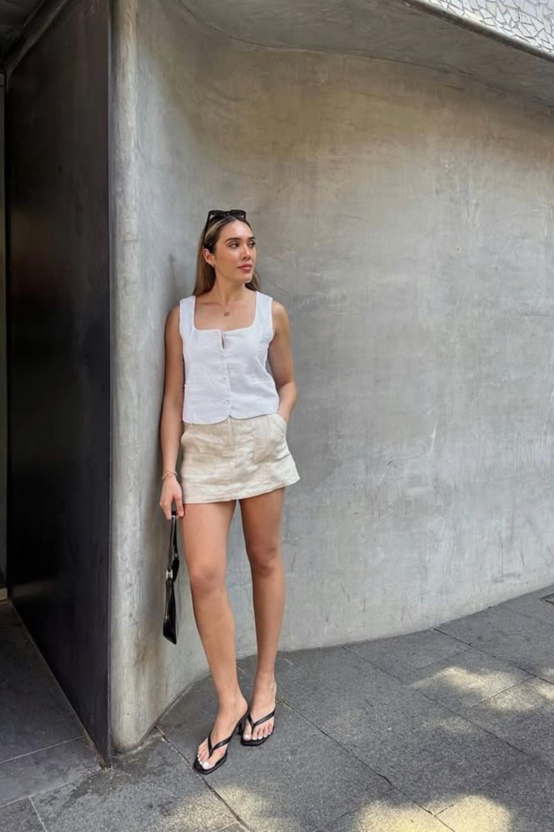 Discover the chicest linen skirt outfit ideas for every season, from effortless European summer looks to elevated casual styling. This fashion guide features elegant linen maxi skirts, relaxed midi outfits, vacation-ready styling tips, and timeless neutral combinations with sandals, woven bags, and effortless accessories for a polished, expensive-looking wardrobe. Linen Skirt With Pockets, With Sweater, With Sneakers, Linen Skirt With Belt, Linen Skirt With Slit, Linen Skirt With T-Shirt, Linen Skirt With Top, Linen Skirt With Blazer, Blue, Black, White, Beige, Short, Summer, Linen Skirt Styling, Linen Skirt Short, Linen Skirt And Top, Linen Skirt Beach Outfit, Linen Skirt Style, Linen Skirt In Fall, Linen Skirt Outfit Inspiration, Outfit Inspo White Linen Skirt, Winter