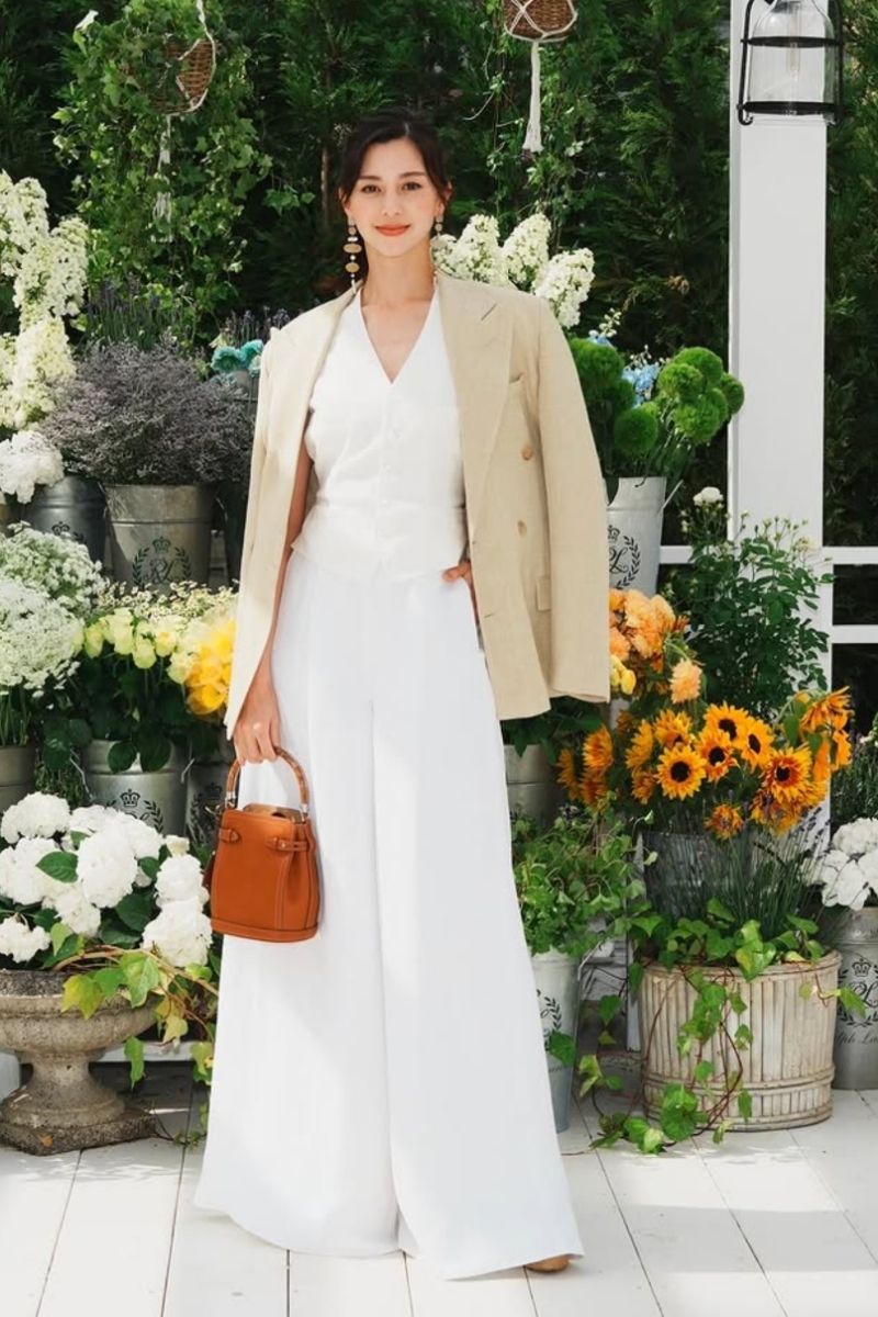 Discover the best Ralph Lauren spring outfit ideas for every occasion, from polished coastal looks and elegant white dresses to timeless denim, tailored blazers, striped shirting, and chic resort-inspired outfits. These effortlessly stylish Ralph Lauren-inspired looks are perfect for spring vacations, brunch dates, workwear, and elevated everyday dressing. Ralph Lauren Spring Style, Ralph Lauren Spring Outfits, Ralph Lauren Spring Aesthetic, Ralph Lauren Spring Summer 2026 Runway, Ralph Lauren Spring Outfits Women, Ralph Lauren Spring Outfits 2025, Spring Outfits 2026 Ralph Lauren, Ralph Lauren Outfits Women Casual Spring, Ralph Lauren Casual Shirt, Ralph Lauren Casual Wear, Ralph Lauren Casual Fit, Ralph Lauren Casual Dress, Women Casual Spring, Classy Spring, Ralph Lauren Inspired
