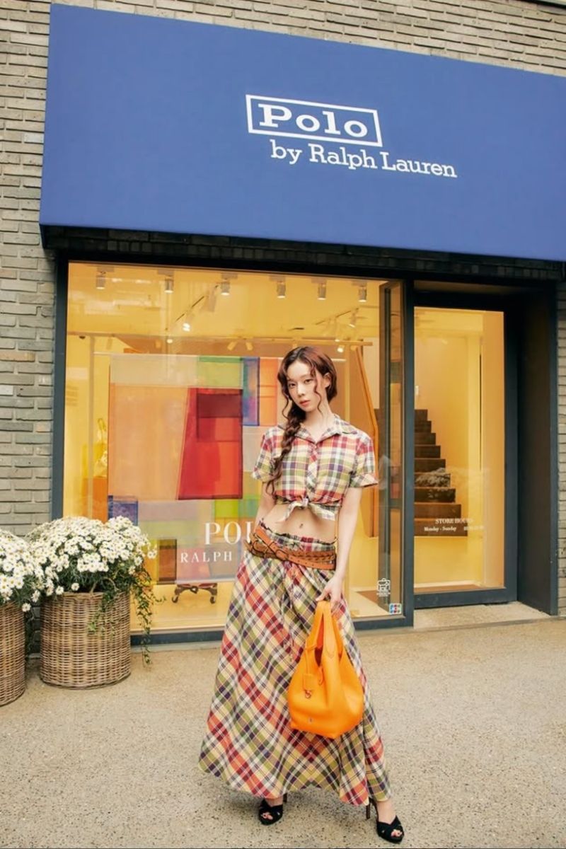 Discover the best Ralph Lauren spring outfit ideas for every occasion, from polished coastal looks and elegant white dresses to timeless denim, tailored blazers, striped shirting, and chic resort-inspired outfits. These effortlessly stylish Ralph Lauren-inspired looks are perfect for spring vacations, brunch dates, workwear, and elevated everyday dressing. Ralph Lauren Spring Style, Ralph Lauren Spring Outfits, Ralph Lauren Spring Aesthetic, Ralph Lauren Spring Summer 2026 Runway, Ralph Lauren Spring Outfits Women, Ralph Lauren Spring Outfits 2025, Spring Outfits 2026 Ralph Lauren, Ralph Lauren Outfits Women Casual Spring, Ralph Lauren Casual Shirt, Ralph Lauren Casual Wear, Ralph Lauren Casual Fit, Ralph Lauren Casual Dress, Women Casual Spring, Classy Spring, Ralph Lauren Inspired